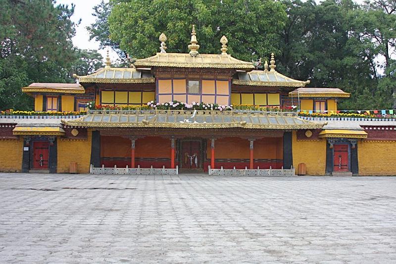 048 Norbuligka's square & main palace.jpg